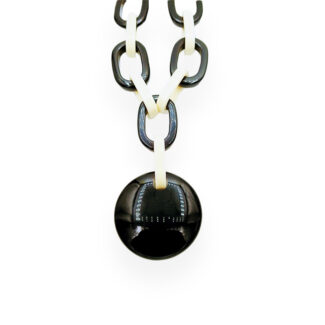 oval-linked-resin-neckpiece-with-circle-pendant